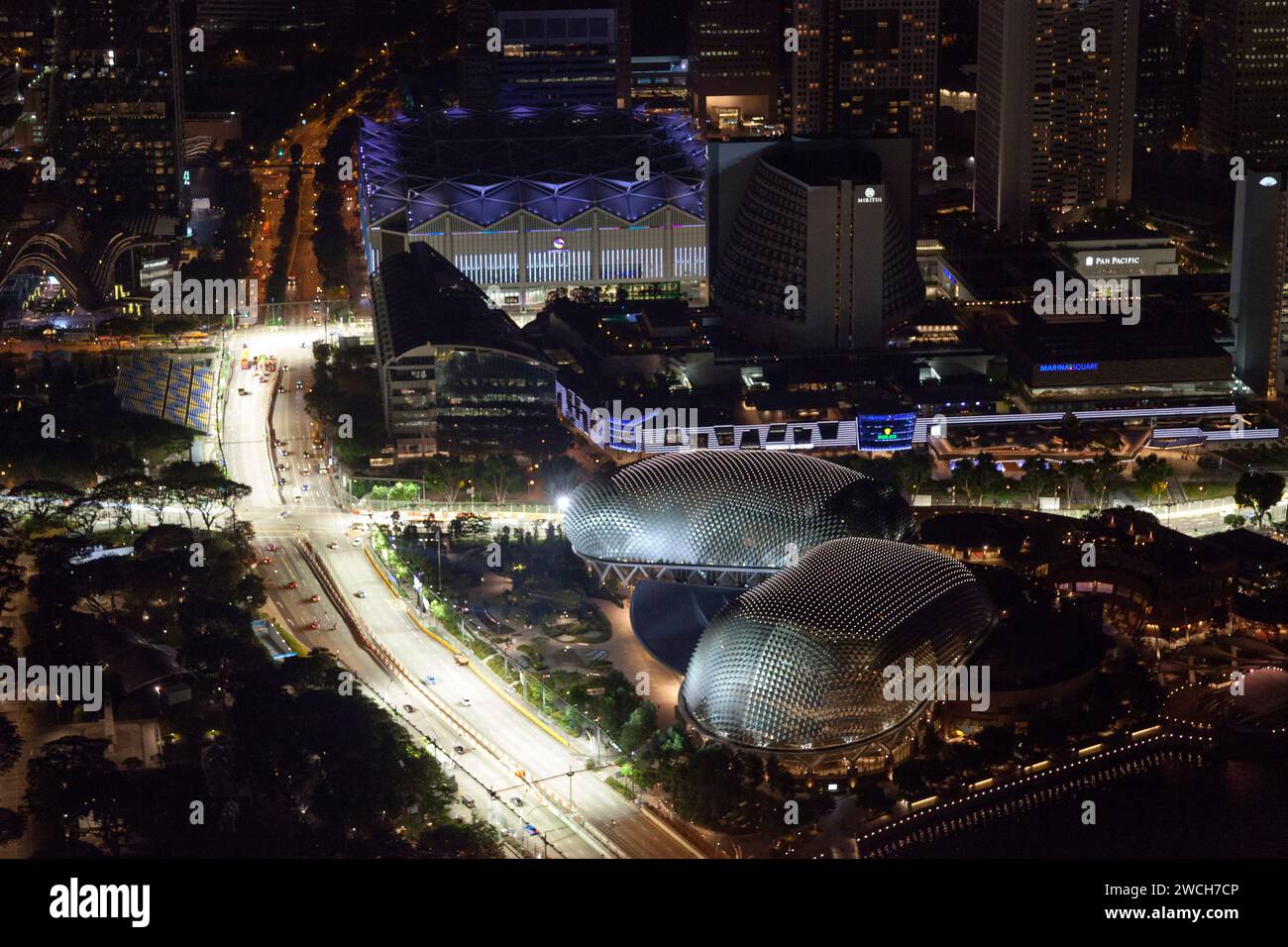 Downtown Core , Singapour - septembre 05 2018 : vue aérienne de nuit de l'Esplanade – Theatres on the Bay (aussi connu sous le nom de Esplanade Theatres ou si Banque D'Images
