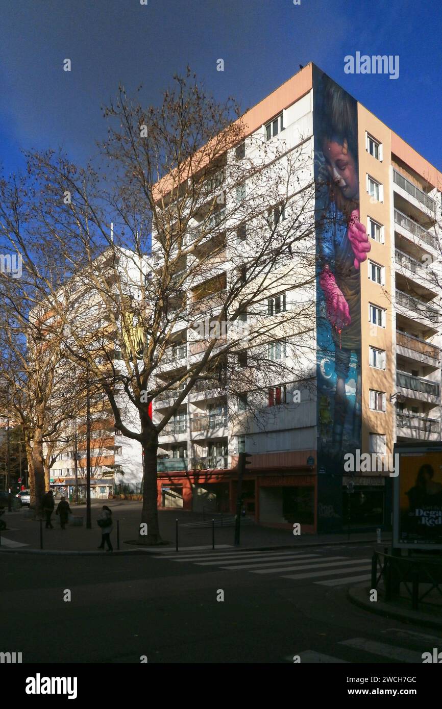 Paris, France - 28 décembre 2017 : série de deux peintures murales, situées à la jonction du boulevard Vincent Auriol et de la place Pinel près de la nationale Banque D'Images