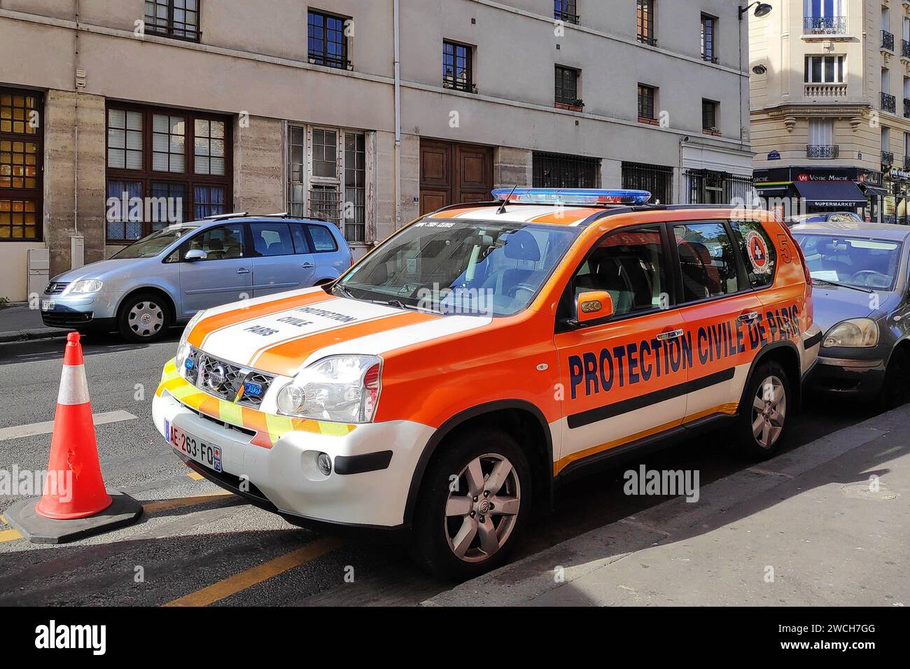 Paris, France - octobre 23 2018 : véhicule tout-terrain de la 'protection civile de Paris' stationné devant leur bureau dans le 5e arrondissement de pari Banque D'Images