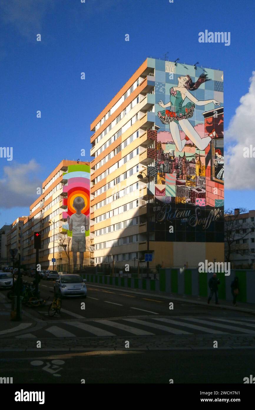 Paris, France - 28 décembre 2017 : série de deux peintures murales, situées sur la rue Jeanne d'Arc près du métro national dans le 13th arrondissement de Paris. Banque D'Images