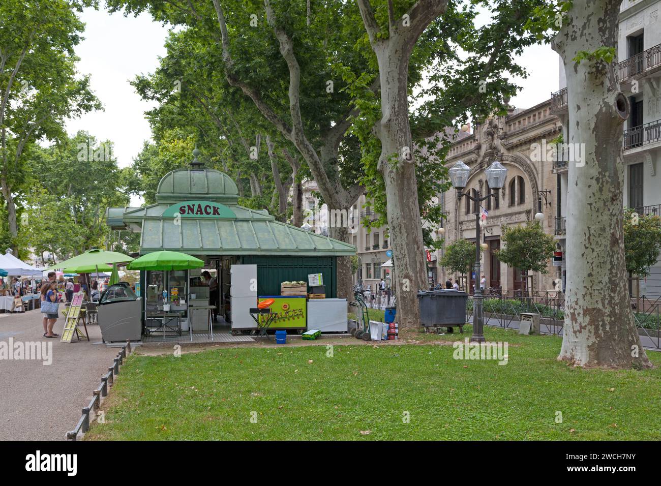 Montpellier, France - juin 09 2018 : ancien kiosque sur l'Esplanade Charles-de-Gaulle à côté du Centre Rabelais, ancien cinéma Pathé. Banque D'Images