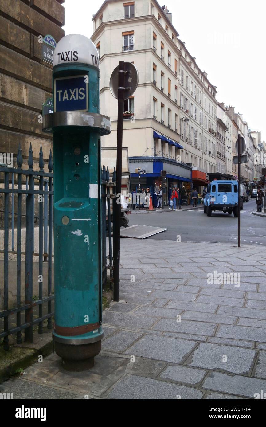 Paris, France - septembre 20 2017 : Green taxi Call Box (connu sous le nom de borne d'appel de taxi en France) près de l'église notre-Dame-de-Lorette dans le 9e. Banque D'Images