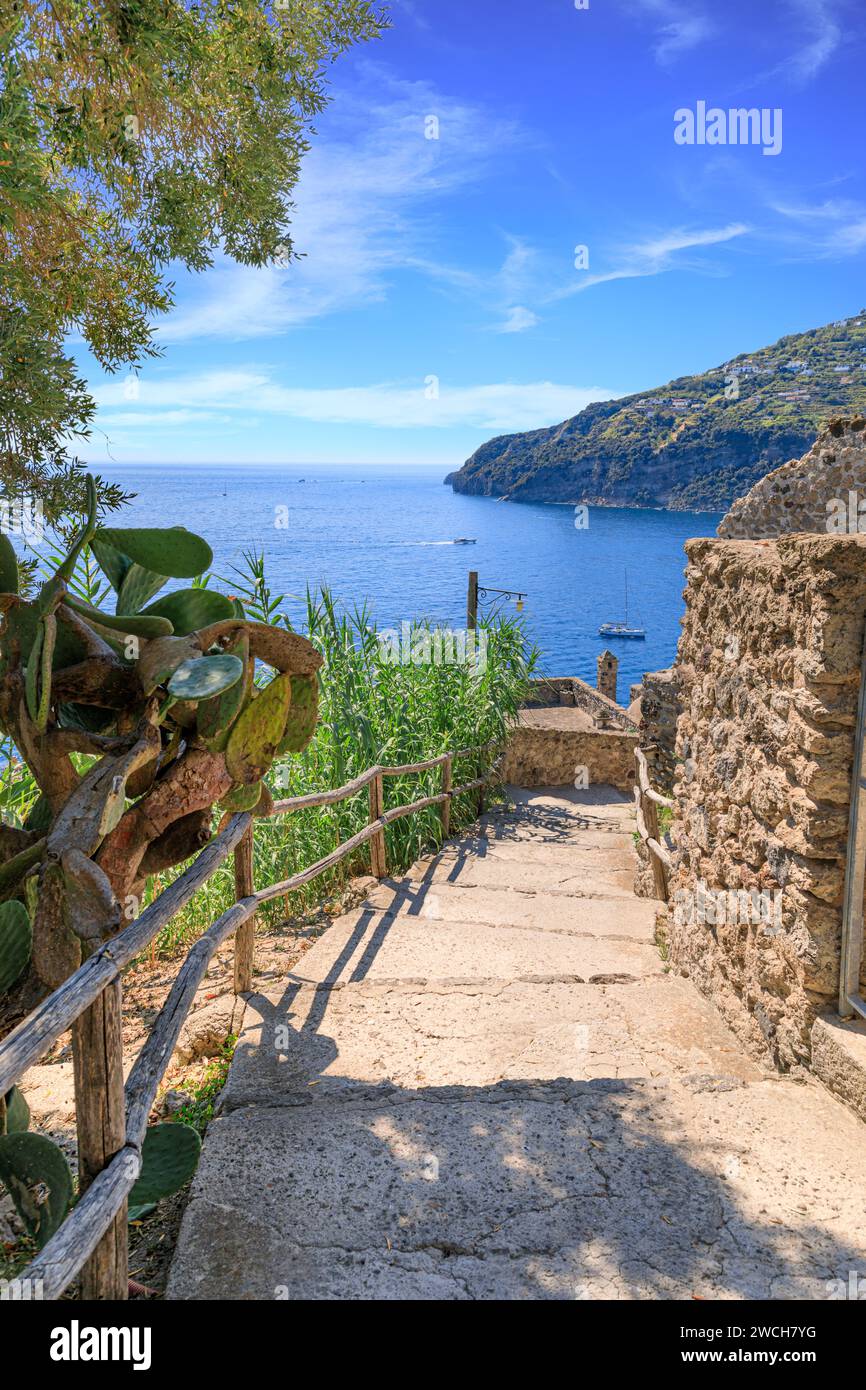 Vue de l'île d'Ischia depuis un escalier évocateur sur le château aragonais en Italie. Banque D'Images
