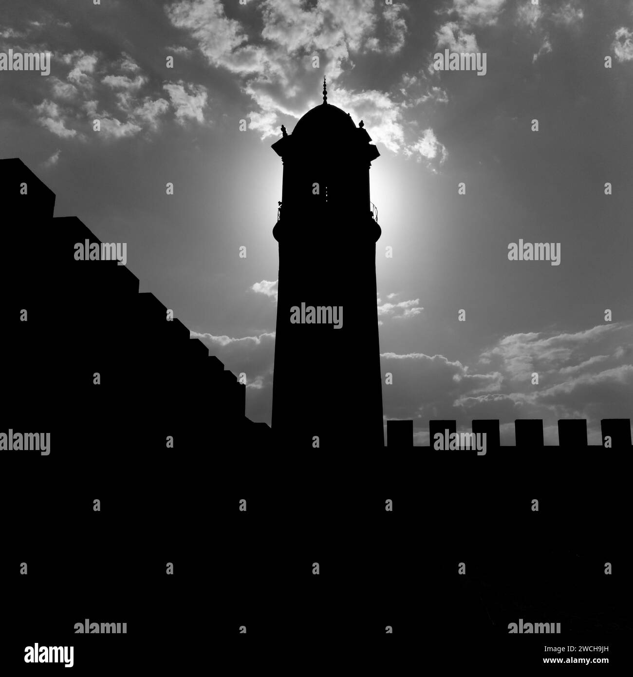 Erzurum, TURQUIE - 08 12, 2023 : Erzurum, château et tour de l'horloge. Canon coulé, pierres tombales chrétiennes trouvées dans des fouilles archéologiques. Horloge en bois. Banque D'Images