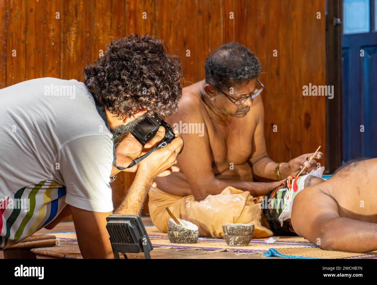 Les touristes prennent des photos à la séance de maquillage Kathakali, fort Kochi, Cochin, Kerala, Inde Banque D'Images