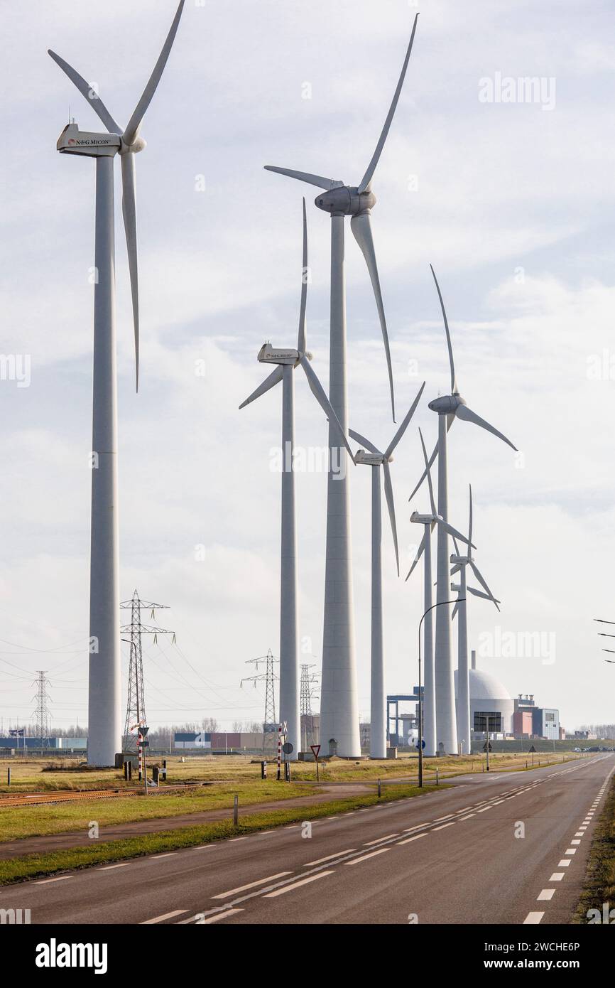 Éoliennes au port de Vlissingen, en arrière-plan la centrale nucléaire Borssele, Walcheren, Zélande, pays-Bas. Windraeder im Hafen v Banque D'Images