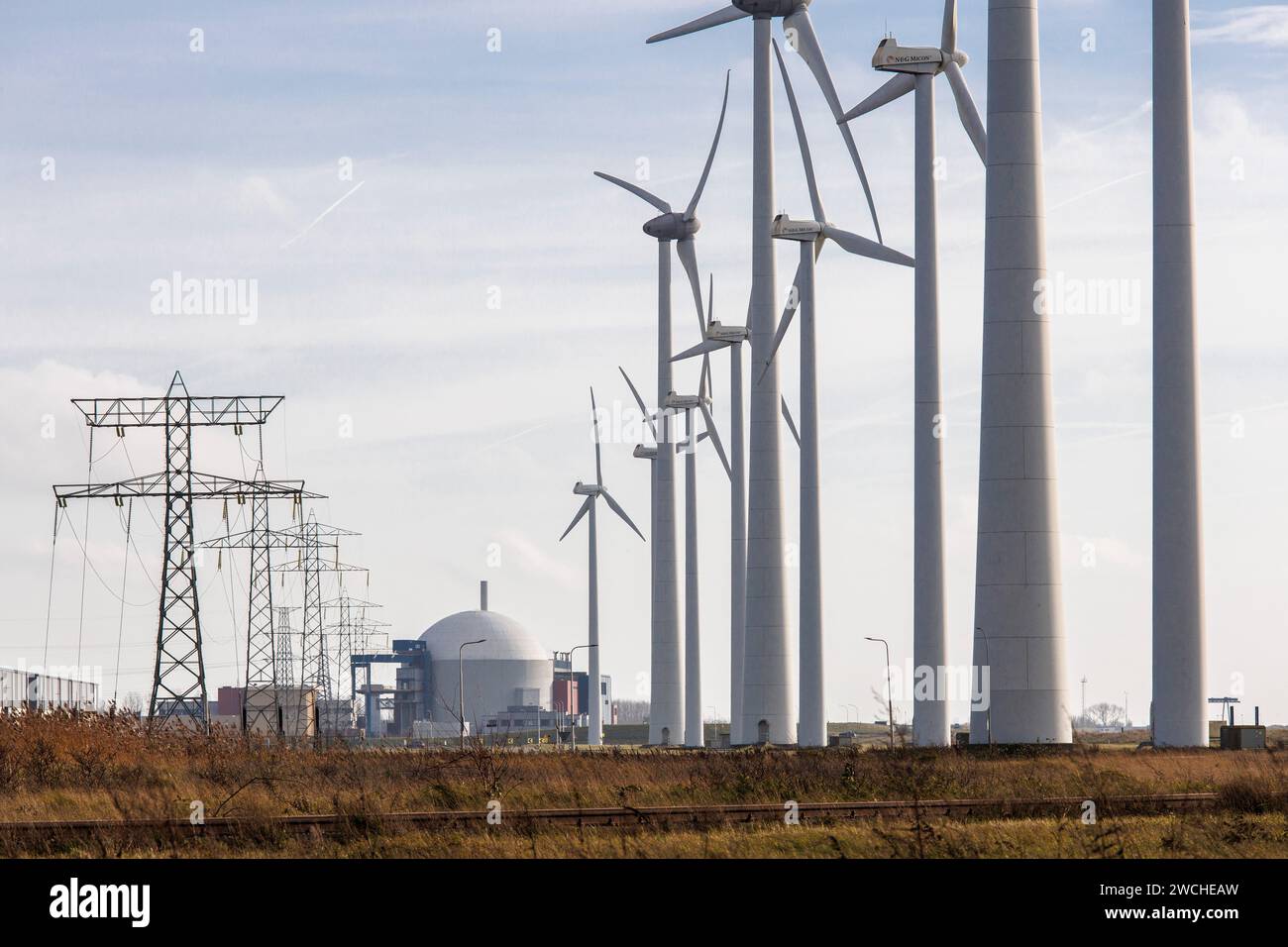 Éoliennes au port de Vlissingen, en arrière-plan la centrale nucléaire Borssele, Walcheren, Zélande, pays-Bas. Windraeder im Hafen v Banque D'Images