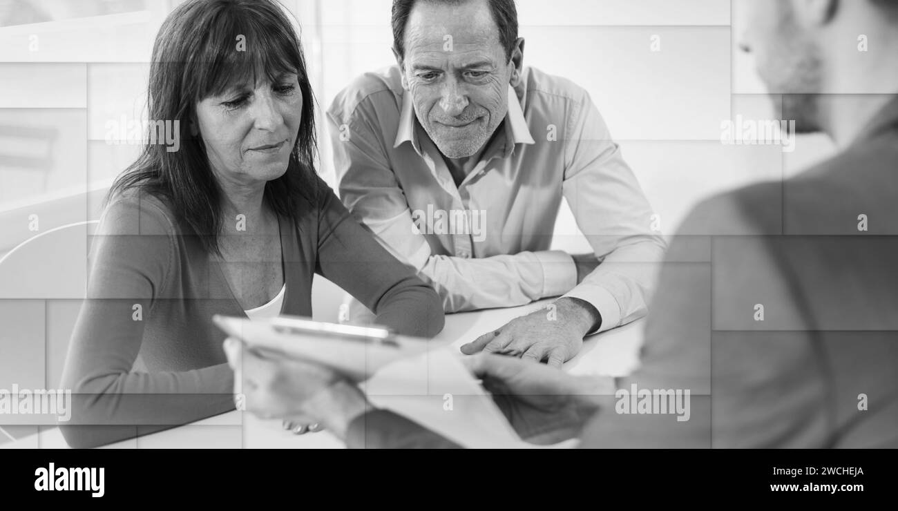 Couple senior rencontre agent immobilier pour investissement, motif géométrique Banque D'Images