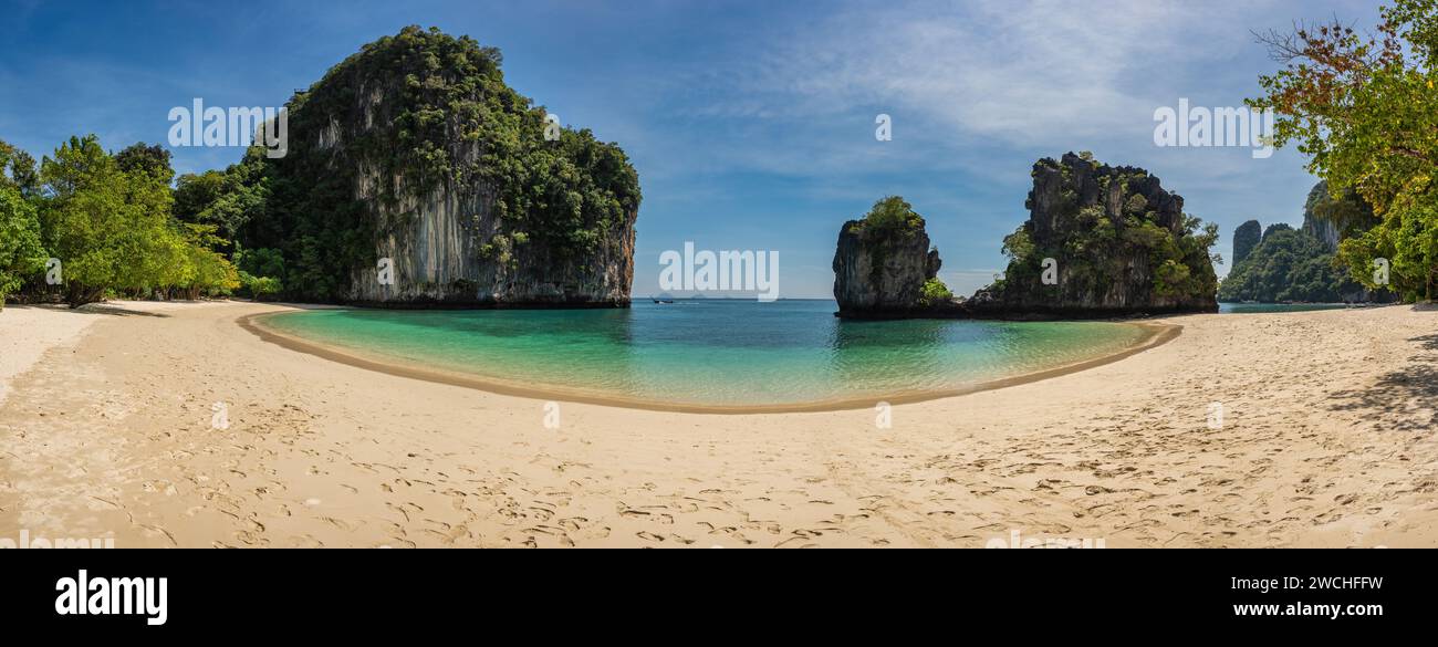 Îles tropicales vue à angle élevé avec l'eau de mer bleue de l'océan à Koh Hong Island, Krabi Thaïlande paysage naturel panorama Banque D'Images