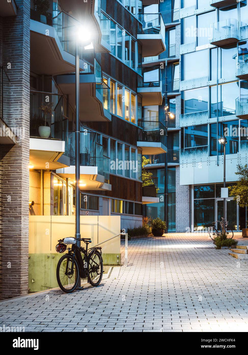 Vélo près de l'entrée de l'immeuble moderne dans le quartier de la ville d'Oslo. Bâtiments résidentiels modernes, architecture scandinave Banque D'Images