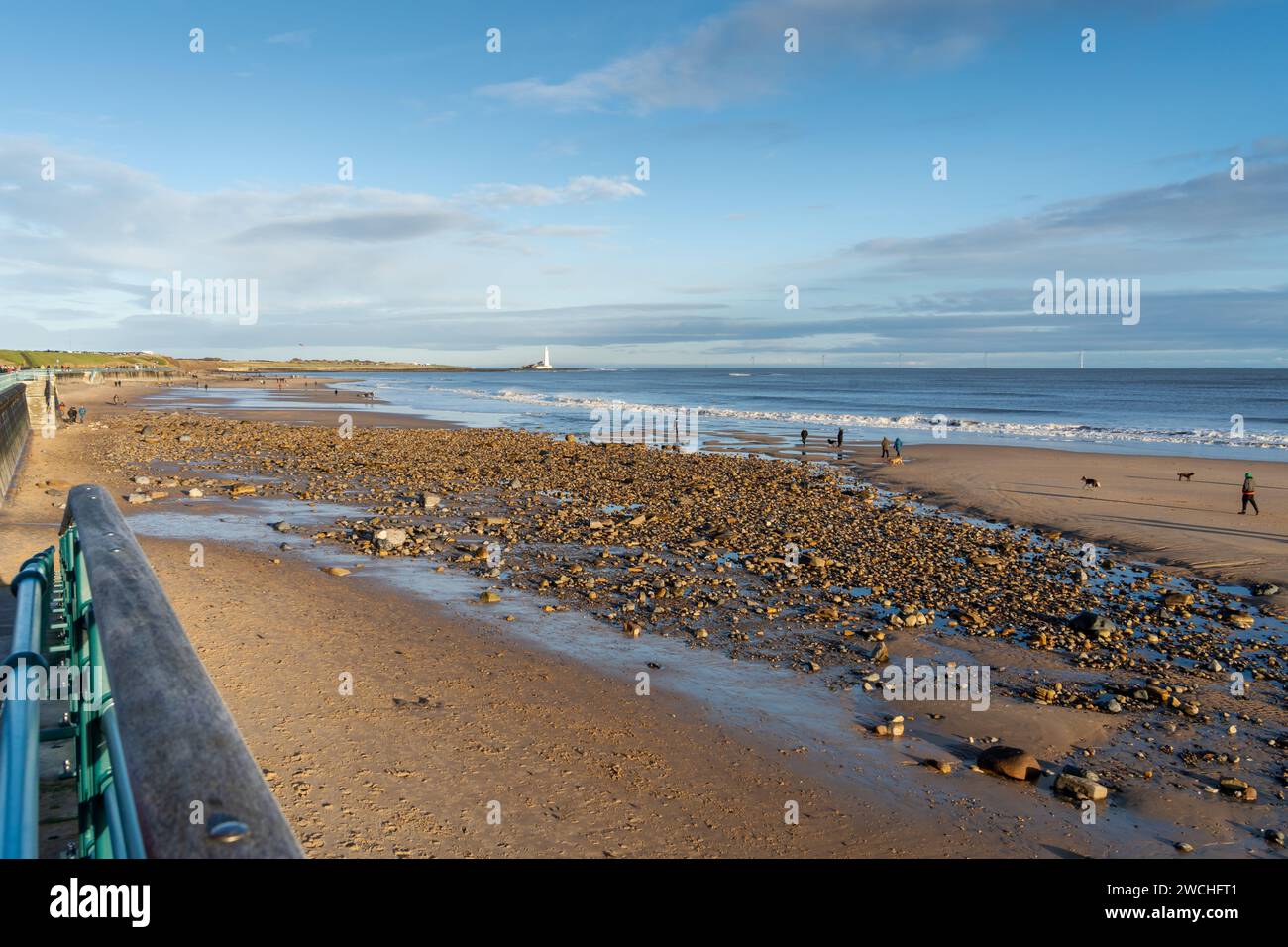 Whitley Bay, North Tyneside, Royaume-Uni. 1 janvier 2024. Les gens apprécient une promenade sur la plage le jour de l'an. Banque D'Images