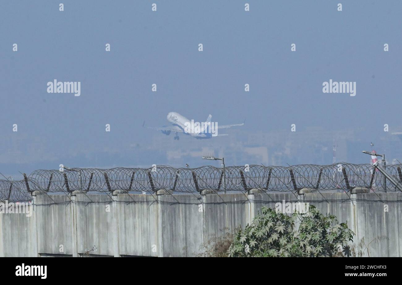 New Delhi, Inde. 16 janvier 2024. NEW DELHI, INDE - JANVIER 15 : un avion de passagers décolle de la piste du terminal IGI T3 dans le brouillard hivernal matinal, le 15 janvier 2024 à New Delhi, en Inde. Le matin brumeux défie Delhi-NCR avec l'intensification de la vague de froid, le mercure plonge plus loin dans le nord de l'Inde. (Photo de Vipin Kumar/Hindustan Times/Sipa USA ) crédit : SIPA USA/Alamy Live News Banque D'Images