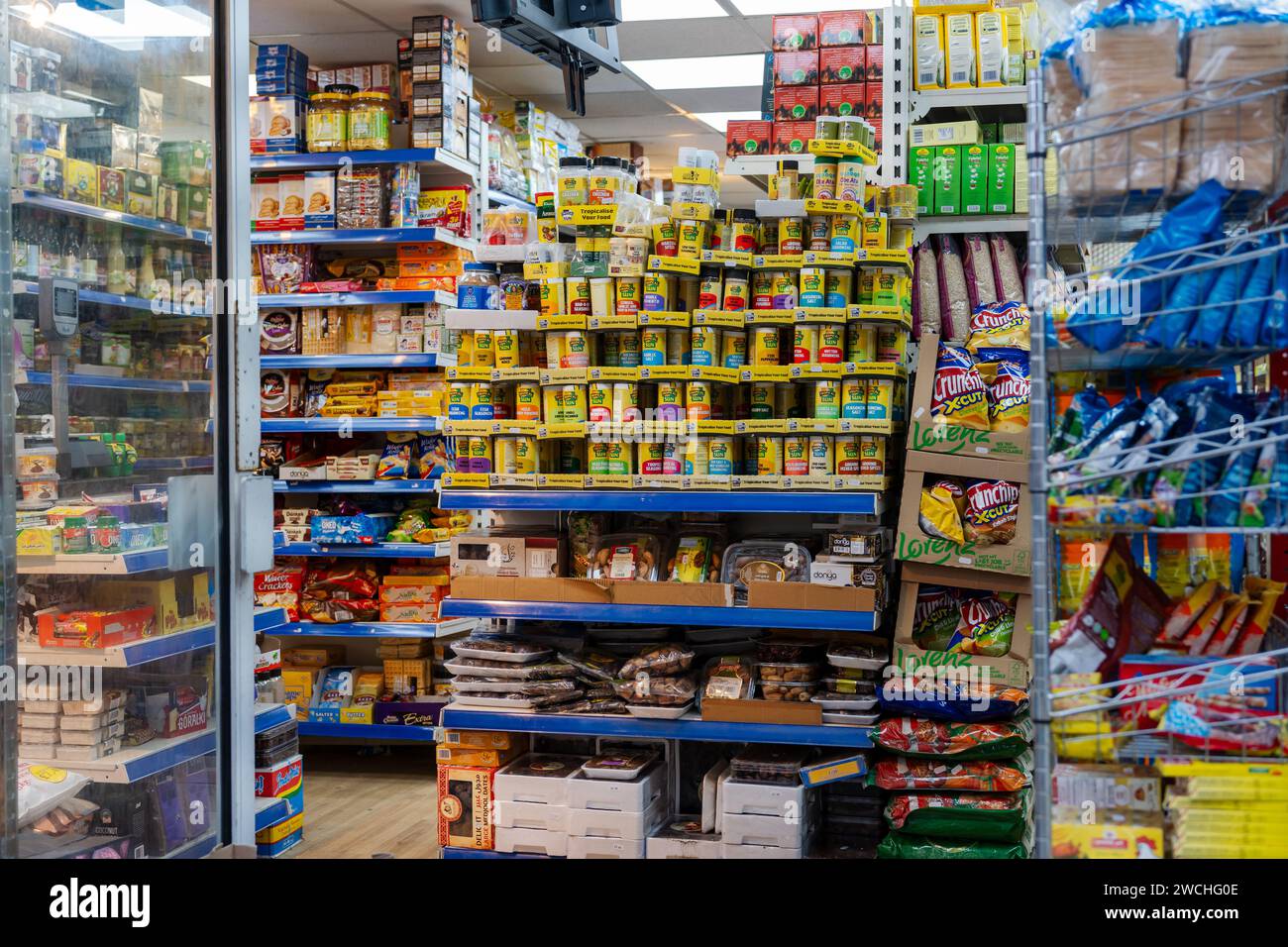 Magasin d'alimentation continental High Street vendant des épices, des aliments d'épicerie européens, africains et asiatiques. Banque D'Images