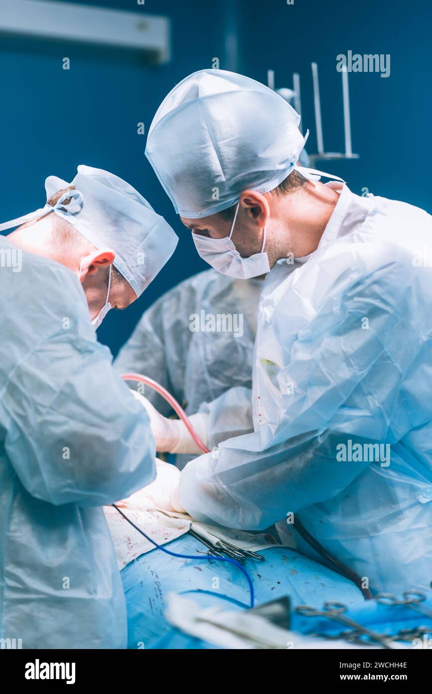 Chirurgiens professionnels pratiquant la chirurgie à l'hôpital Banque D'Images