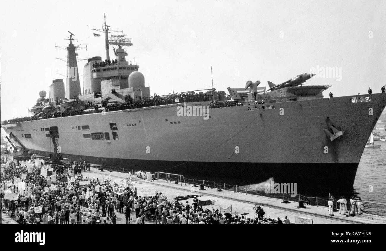 Le porte-avions léger HMS Invincible R05 de la Royal Navy retourne à quai à Portsmouth HMNB après la guerre des Malouines Portsmouth, Hampshire, Angleterre, Royaume-Uni Banque D'Images