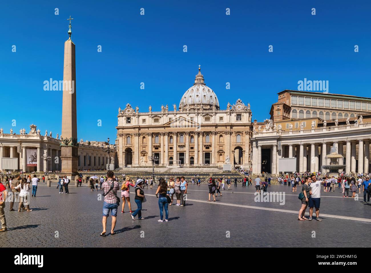 Rome, Vatican, Italie - 21 juin 2015 : Rome Vatican Italie architecture à St. Dôme de la basilique de Pierre avec quelques touristes Banque D'Images