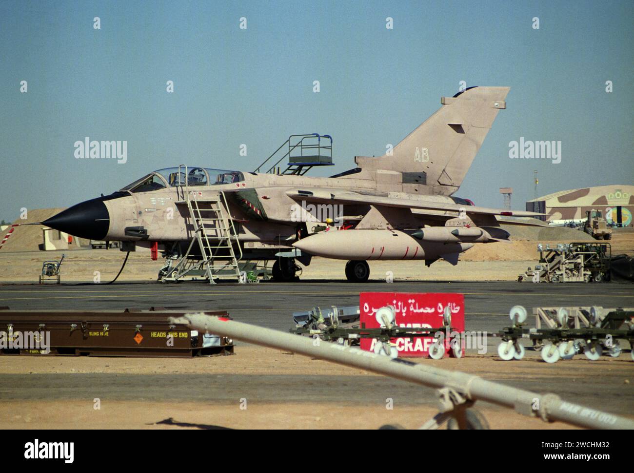 20 janvier 1991 pendant la guerre aérienne avec l'Irak, un jet Tornado GR1 de la RAF à la base aérienne King Faisal, Tabuk, Arabie Saoudite. Banque D'Images