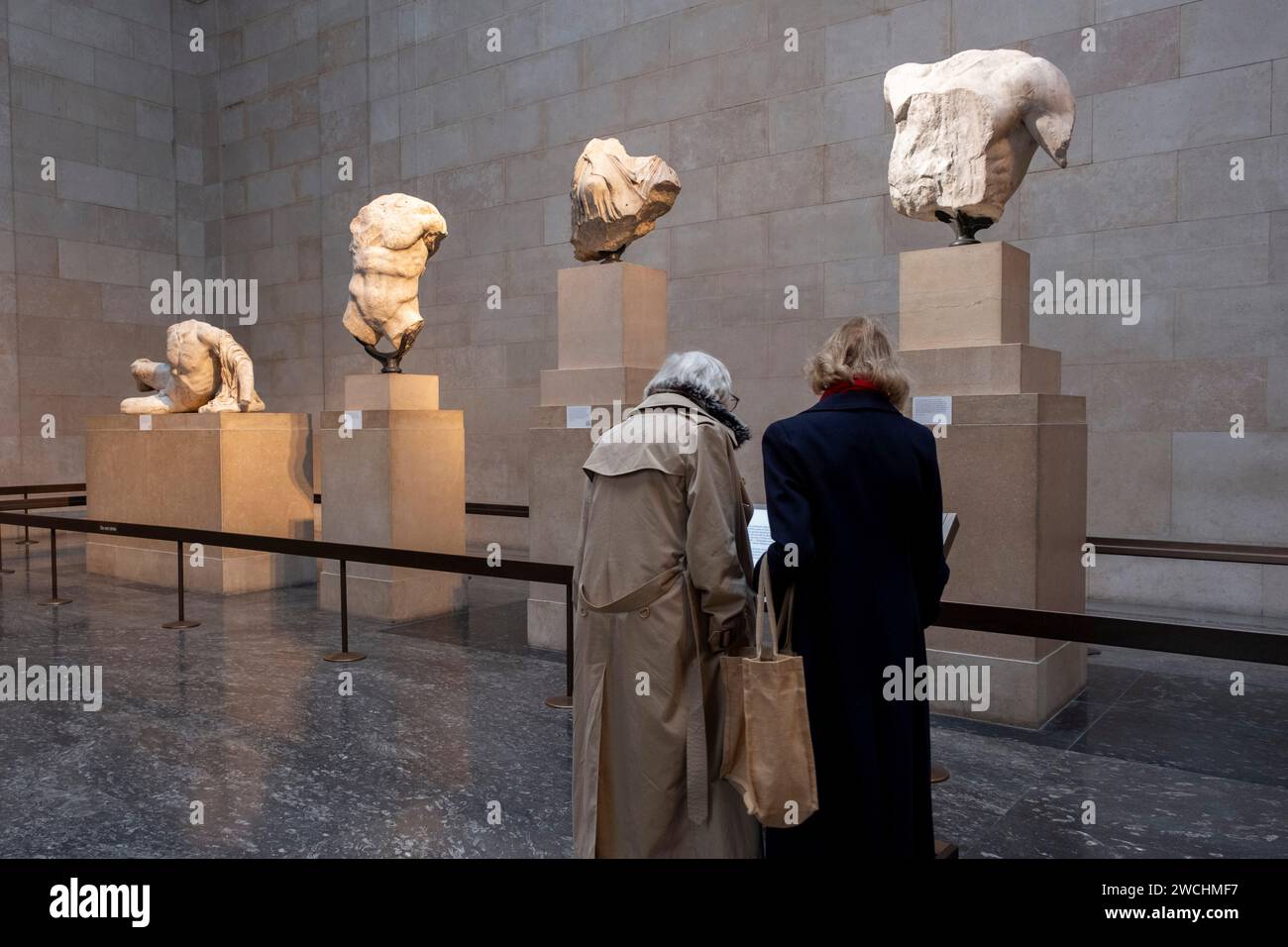 Sculptures du Parthénon de la Grèce antique, fragments qui sont collectivement connus sous le nom de marbres du Parthénon alias marbres d'Elgin au British Museum le 4 décembre 2023 à Londres, Royaume-Uni. Les marbres d'Elgin sont considérés comme des biens volés par la Grèce, et ont régulièrement exigé leur retour, tandis que le musée de l'Acropole, qui abrite les sculptures restantes, garde un espace vide pour eux dans son exposition actuelle. Le musée britannique réplique, affirmant que les sculptures ont été légalement acquises par Lord Elgin à la suite d'un accord avec les dirigeants ottomans. Le British Museum est un musée public dé Banque D'Images