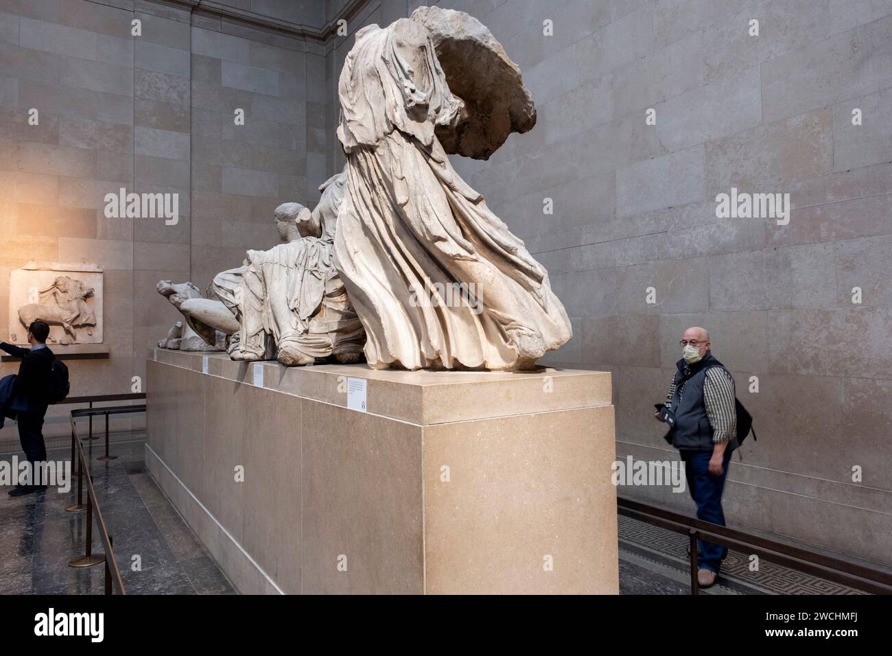 Sculptures du Parthénon de la Grèce antique, fragments qui sont collectivement connus sous le nom de marbres du Parthénon alias marbres d'Elgin au British Museum le 4 décembre 2023 à Londres, Royaume-Uni. Les marbres d'Elgin sont considérés comme des biens volés par la Grèce, et ont régulièrement exigé leur retour, tandis que le musée de l'Acropole, qui abrite les sculptures restantes, garde un espace vide pour eux dans son exposition actuelle. Le musée britannique réplique, affirmant que les sculptures ont été légalement acquises par Lord Elgin à la suite d'un accord avec les dirigeants ottomans. Le British Museum est un musée public dé Banque D'Images