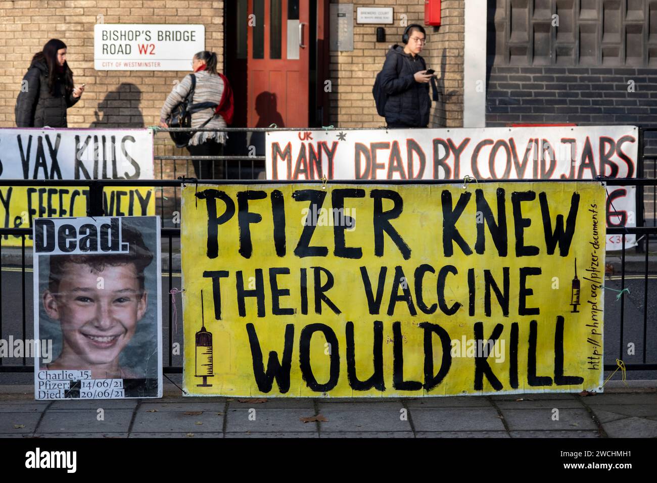 Des manifestants anti-vax brandissent des pancartes jaunes avec des slogans anti-vaccin le premier jour où l’ancien Premier ministre Boris Johnson a assisté à l’enquête britannique sur la Covid-19 le 6 décembre 2023 à Londres, au Royaume-Uni. La UK Covid-19 Inquiry est une enquête publique indépendante sur la réponse du Royaume-Uni à la pandémie de coronavirus et son impact. Les groupes d'hésitation vaccinale connus sous le nom d'anti-vaxxers ou anti-vax, sont généralement contre la vaccination. Banque D'Images