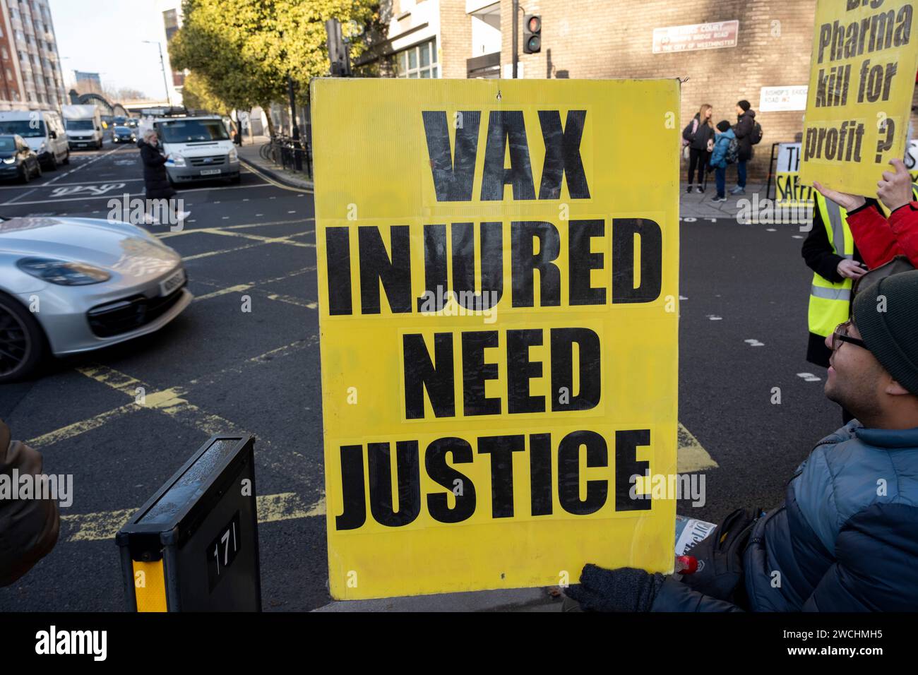 Des manifestants anti-vax brandissent des pancartes jaunes avec des slogans anti-vaccin le premier jour où l’ancien Premier ministre Boris Johnson a assisté à l’enquête britannique sur la Covid-19 le 6 décembre 2023 à Londres, au Royaume-Uni. La UK Covid-19 Inquiry est une enquête publique indépendante sur la réponse du Royaume-Uni à la pandémie de coronavirus et son impact. Les groupes d'hésitation vaccinale connus sous le nom d'anti-vaxxers ou anti-vax, sont généralement contre la vaccination. Banque D'Images
