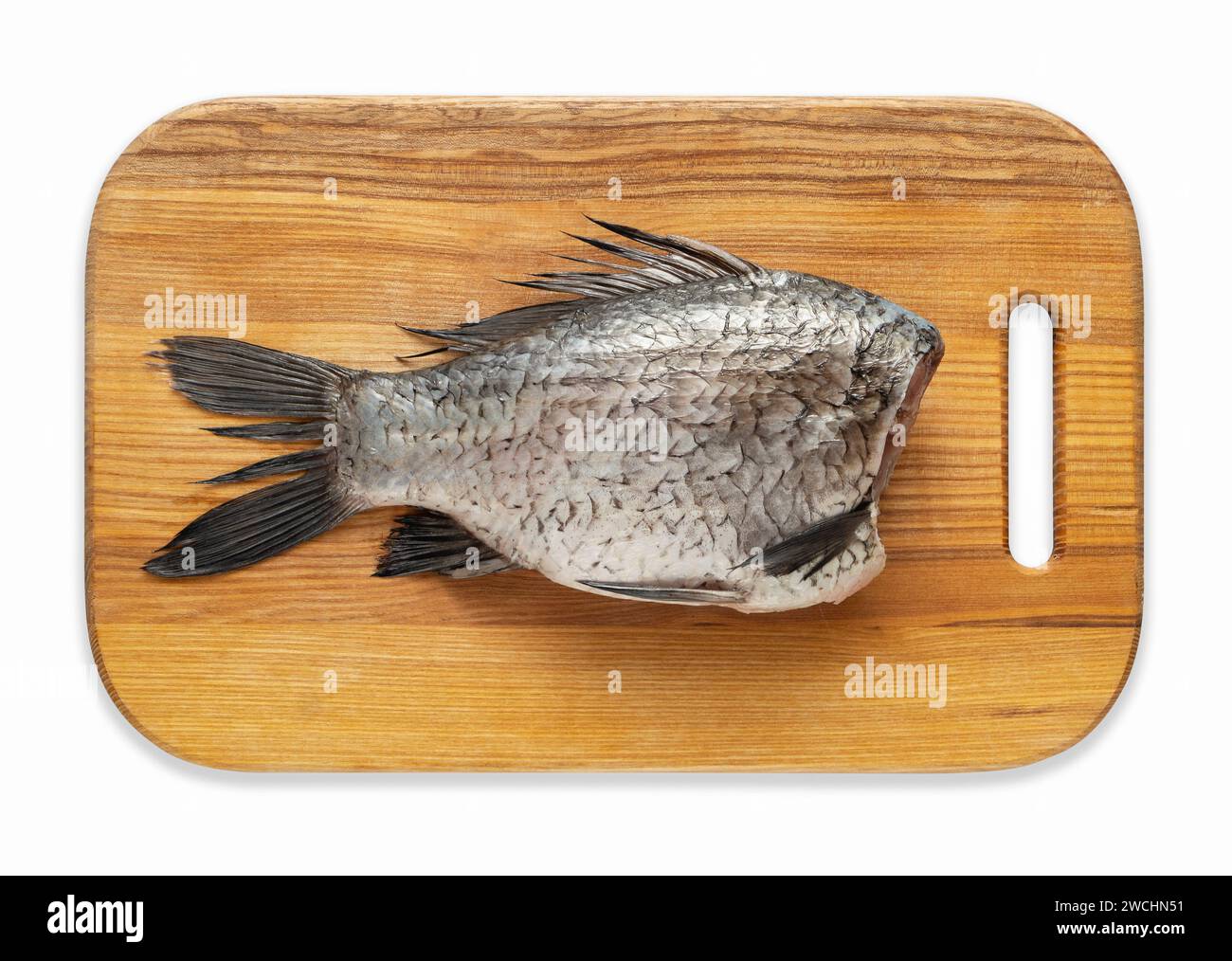 Carpe pelée et hachée sur une planche de bois de cuisine Banque D'Images