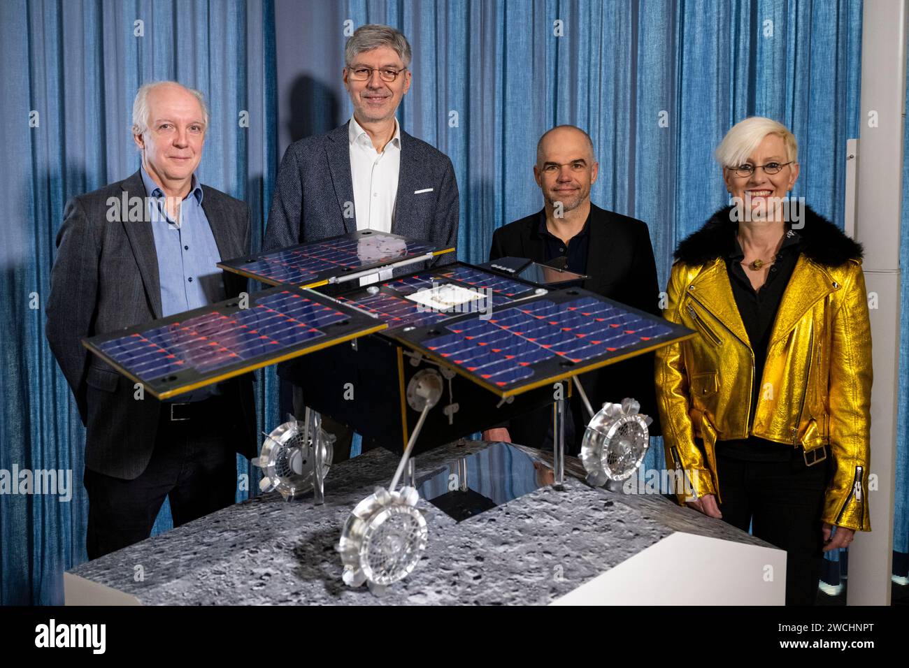 16 janvier 2024, Bavière, Weßling : Anke Kaysser-Pyzalla, PDG du Centre aérospatial allemand (DLR, à partir de la droite), Markus Grebenstein, chef de projet "Idefix" au Centre aérospatial allemand, Alin Albu-Schäffer, directeur de l'Institut de robotique et de mécatronique au Centre aérospatial allemand, Stephan Ulamec, coordinateur scientifique « Idefix », se tient derrière une maquette du rover Mars « Idefix » au début d'une conférence de presse du Centre aérospatial allemand sur la livraison du rover Mars « Idefix ». Le rover franco-allemand fera partie de la mission japonaise Mars MMX (Martian Moons Banque D'Images