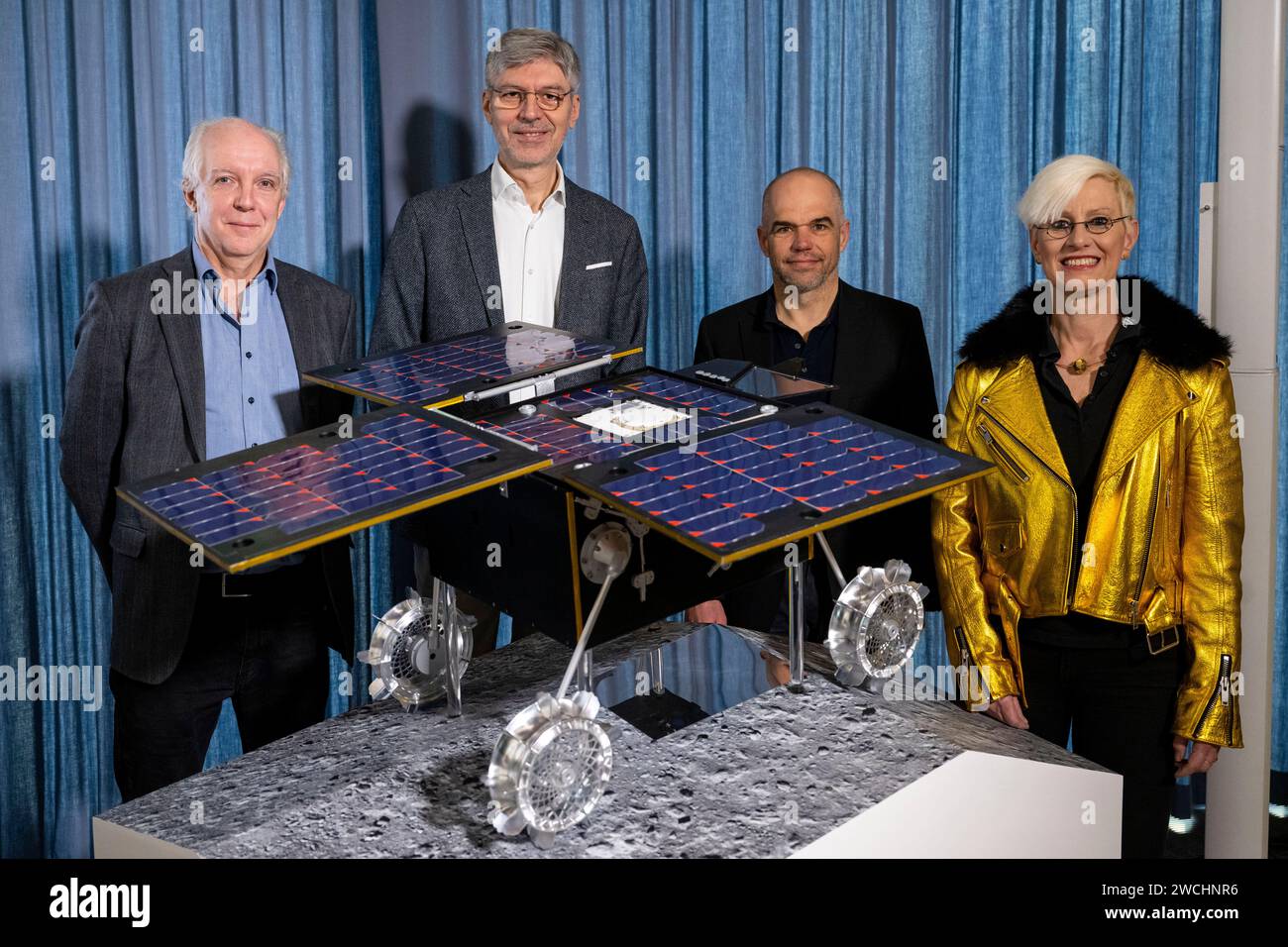 16 janvier 2024, Bavière, Weßling : Anke Kaysser-Pyzalla, PDG du Centre aérospatial allemand (DLR, à partir de la droite), Markus Grebenstein, chef de projet "Idefix" au Centre aérospatial allemand, Alin Albu-Schäffer, directeur de l'Institut de robotique et de mécatronique au Centre aérospatial allemand, Stephan Ulamec, coordinateur scientifique « Idefix », se tient derrière une maquette du rover Mars « Idefix » au début d'une conférence de presse du Centre aérospatial allemand sur la livraison du rover Mars « Idefix ». Le rover franco-allemand fera partie de la mission japonaise Mars MMX (Martian Moons Banque D'Images