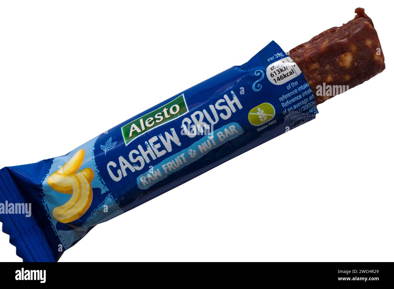 Alesto Cashew Crush Crue fruit & Nut bar de Lidl ouvert pour montrer le contenu réglé sur fond blanc Banque D'Images