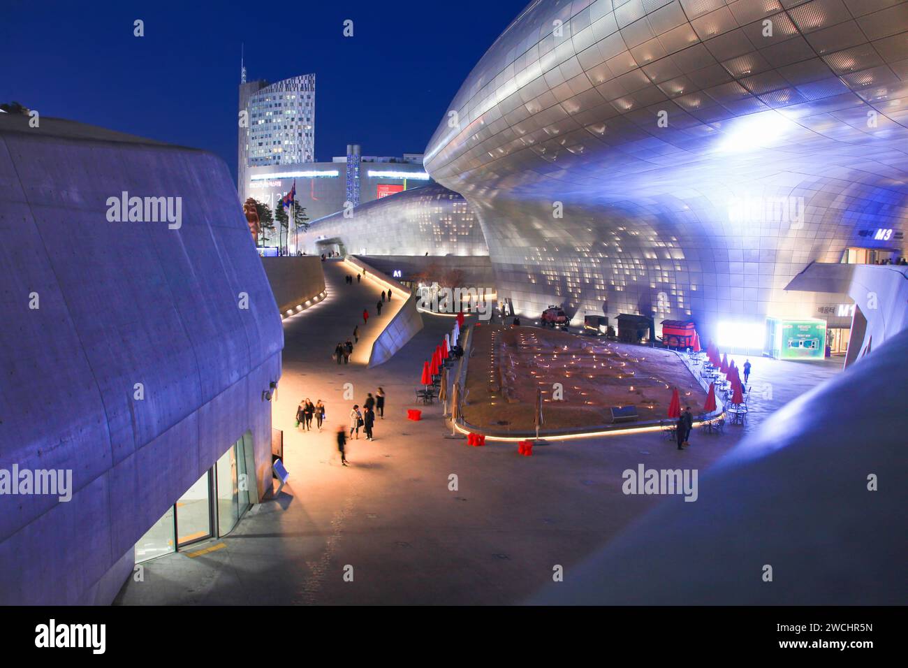 Dongdaemun Design Plaza (DDP) à Séoul, Corée du Sud à l'heure bleue. Banque D'Images