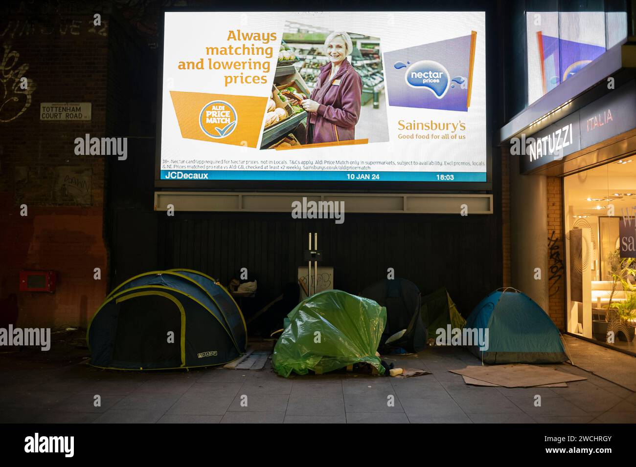 Tentes sans-abri et rudes dormeurs sur Tottenham court Road, sous un panneau de publicité numérique, centre de Londres, Angleterre, Royaume-Uni Banque D'Images