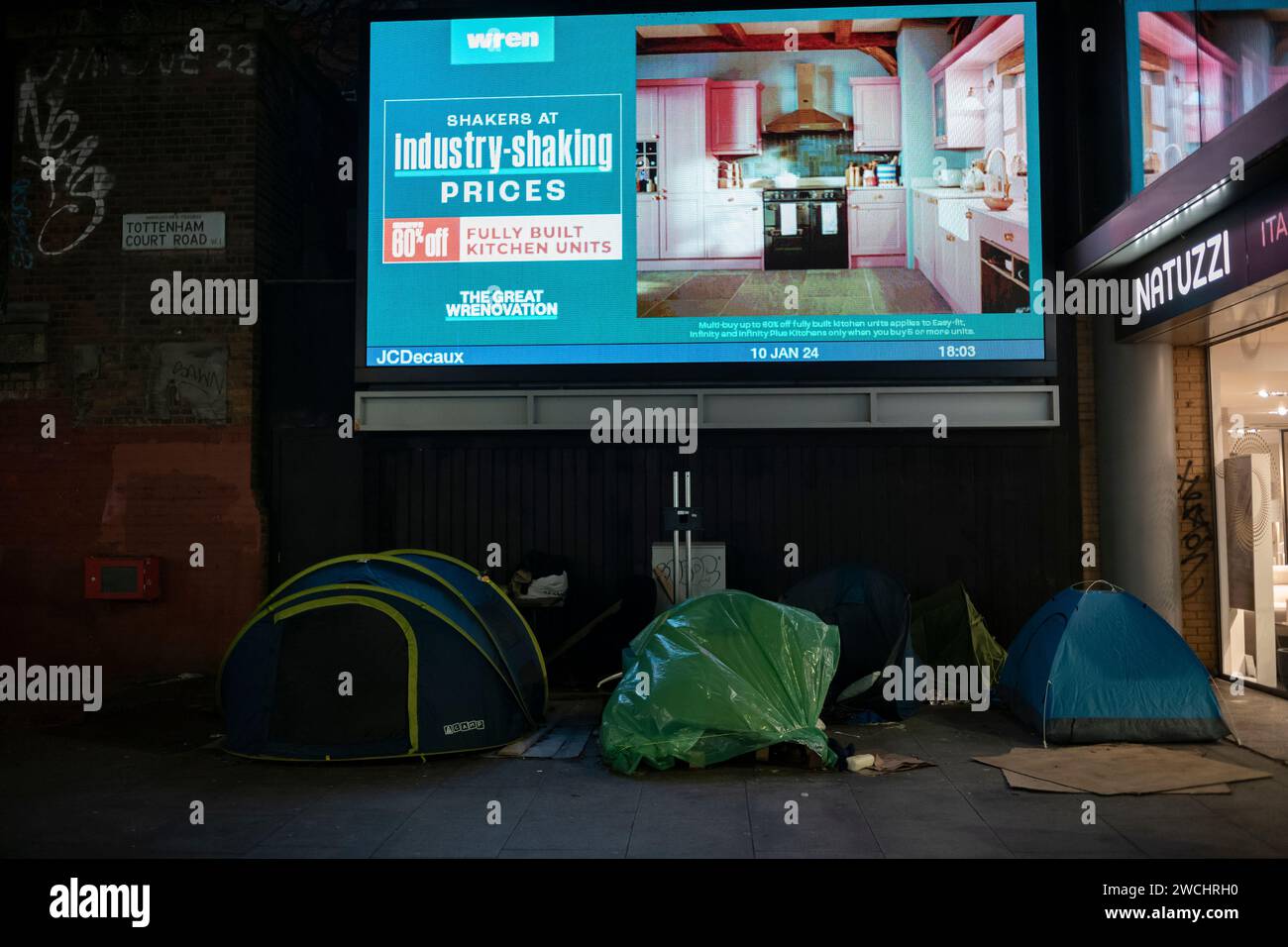 Tentes sans-abri et rudes dormeurs sur Tottenham court Road, sous un panneau de publicité numérique, centre de Londres, Angleterre, Royaume-Uni Banque D'Images