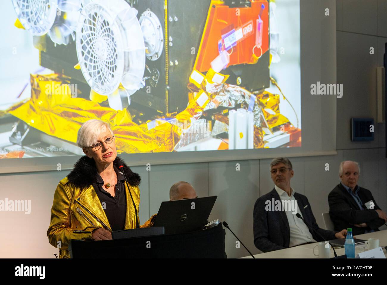 16 janvier 2024, Bavière, Weßling : Anke Kaysser-Pyzalla, Présidente du Directoire du Centre aérospatial allemand (DLR), prend la parole lors d'une conférence de presse DLR sur la livraison du rover Mars 'Idefix'. Alin Albu-Schäffer (2e à partir de la droite), directeur de l'Institut de robotique et de mécatronique du Centre aérospatial allemand, et Stephan Ulamec (à droite), coordinateur scientifique « Idefix », écoutez. Le rover franco-allemand fera partie de la mission japonaise MMX (Martian Moons exploration) et explorera les deux lunes martiennes Phobos et Deimos. La mission devrait commencer en 2026 Banque D'Images