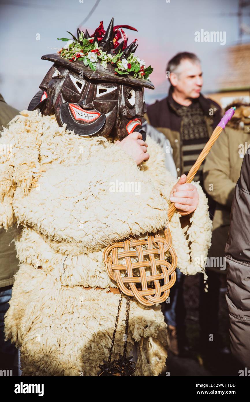 MOHACS, HONGRIE - 11 FÉVRIER 2018 : personnes non identifiées en masque participants au Mohacsi Busojaras, c'est un carnaval pour les salutations de printemps Banque D'Images