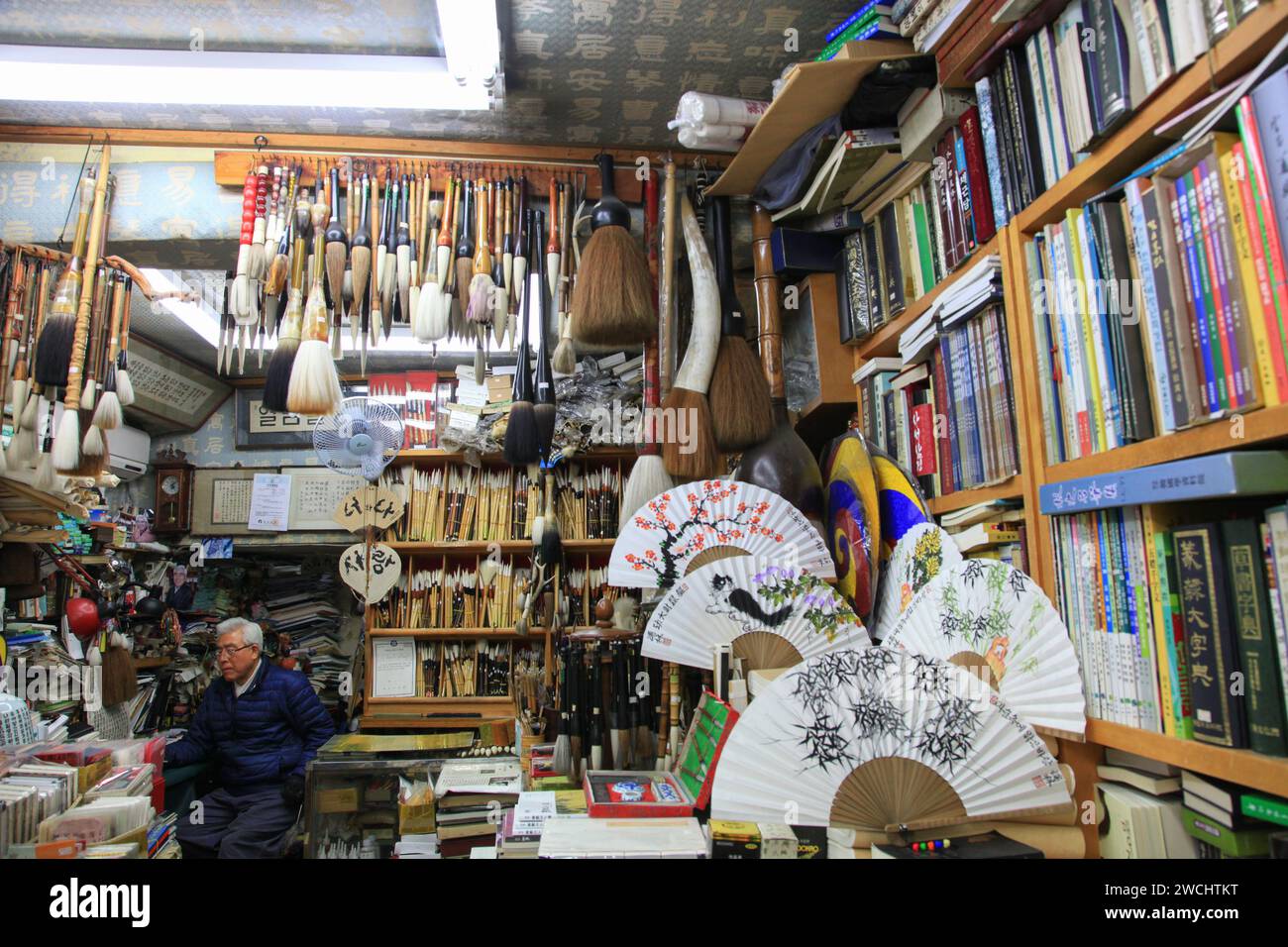 Centre commercial Ssamzigil sur Insadong-gil ou Insadong Street dans le centre-ville de Séoul, Corée du Sud. Une boutique vendant des livres d'art et des pinceaux traditionnels pour la peinture. Banque D'Images
