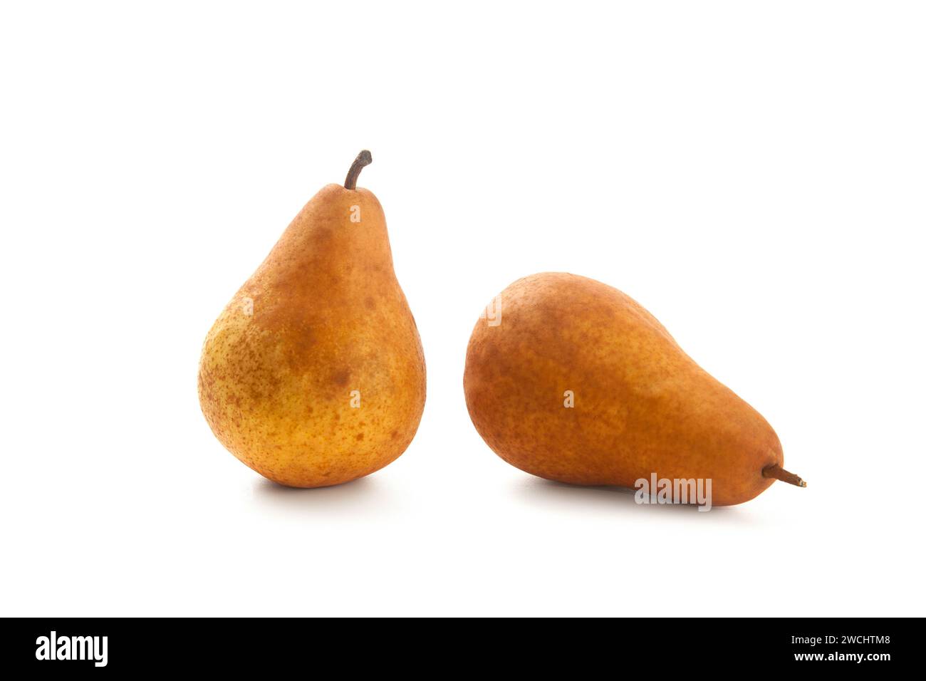 Deux fruits de poire juteux mûrs avec ombre douce isolé sur fond blanc avec chemin de découpage. Banque D'Images