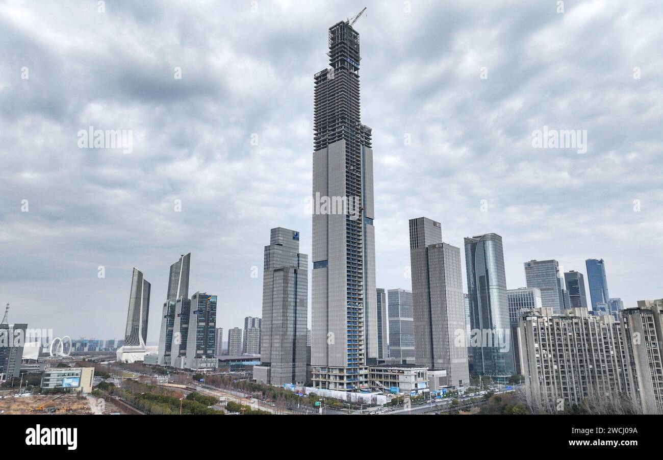 Nanjing. 16 janvier 2024. Une photo prise par drone le 16 janvier 2024 montre le chantier de construction du projet de deuxième phase (section est) de la ville financière de Nanjing à Nanjing, dans la province du Jiangsu, dans l'est de la Chine. La structure principale du projet de deuxième phase (section est) de la ville financière de Nanjing a été clôturée mardi. Avec une superficie brute d’environ 429 000 mètres carrés, le projet est conçu comme un complexe architectural comprenant des installations d’officines, d’hôtellerie, de logement et commerciales. Crédit : Li Bo/Xinhua/Alamy Live News Banque D'Images