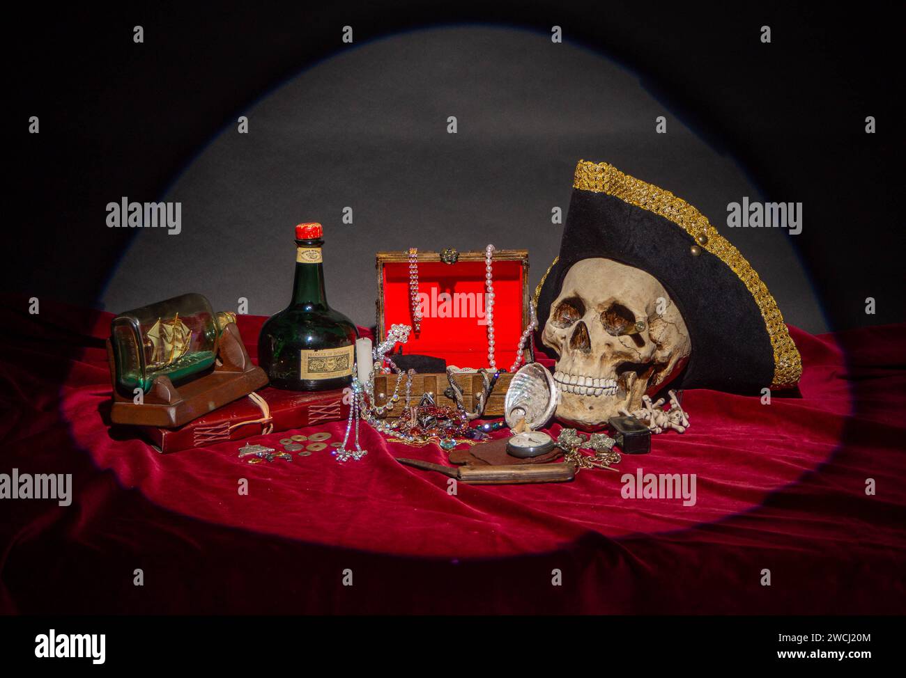 La Vanitas moderne sur le thème des pirates dépeint l'éphémère de la vie, la futilité du plaisir et la certitude de la mort. Illuminé avec un seul projecteur Banque D'Images