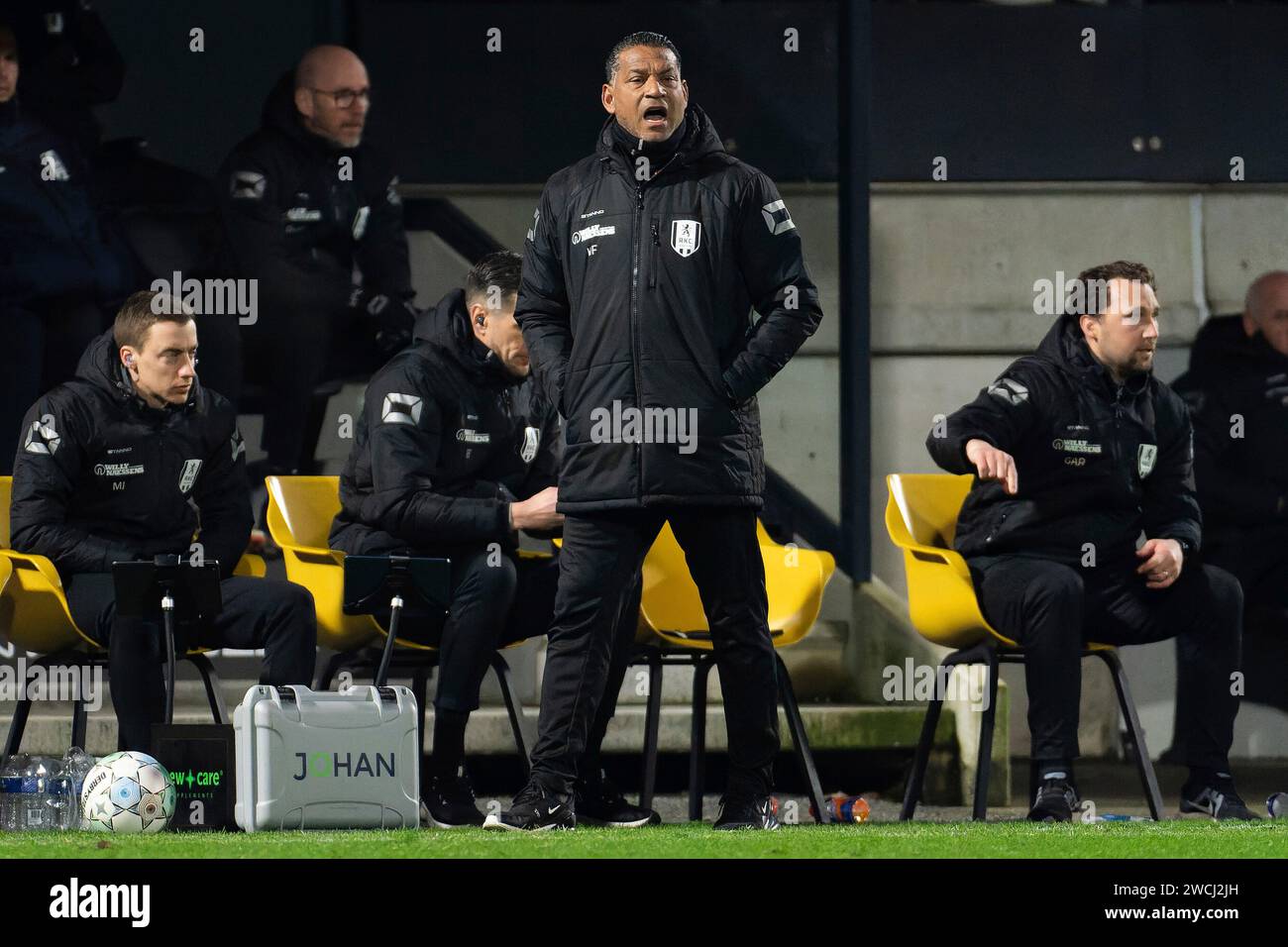 Waalwijk, pays-Bas. 12 janvier 2024. WAALWIJK, PAYS-BAS - JANVIER 12 : l'entraîneur Henk Fraser du RKC Waalwijk entraîne ses joueurs lors du match néerlandais d'Eredivisie entre le RKC Waalwijk et Heracles Almelo au Mandemakers Stadion le 12 janvier 2024 à Waalwijk, pays-Bas. (Photo de Joris Verwijst/Orange Pictures) crédit : dpa/Alamy Live News Banque D'Images