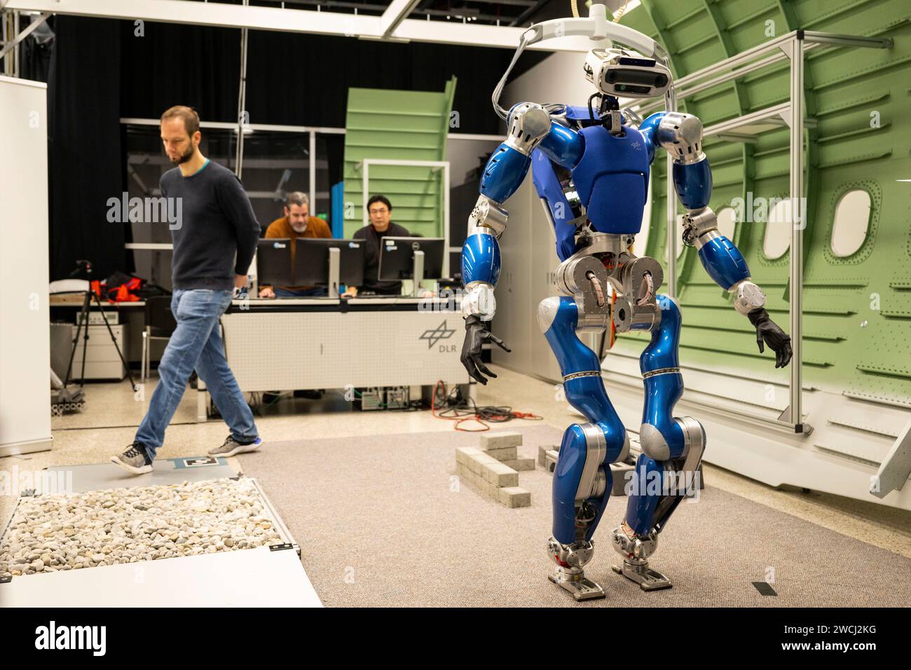 16 janvier 2024, Bavière, Weßling : les employés du Centre aérospatial allemand travaillent sur un robot humanoïde à l'Institut de robotique et de mécatronique. Photo : Lennart Preiss/dpa Banque D'Images