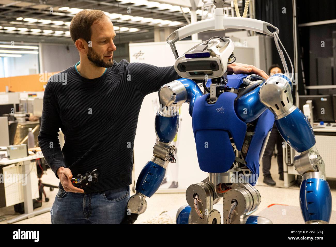 16 janvier 2024, Bavière, Weßling : Johannes Englsberger, employé du Centre aérospatial allemand, travaille sur un robot humanoïde à l'Institut de robotique et de mécatronique. Photo : Lennart Preiss/dpa Banque D'Images