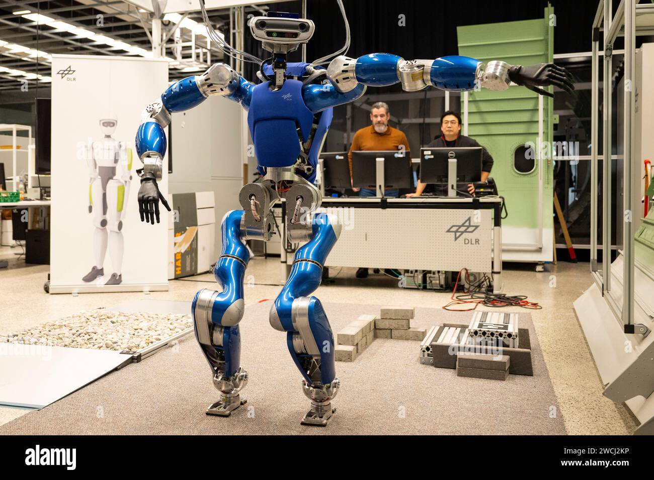 16 janvier 2024, Bavière, Weßling : les employés du Centre aérospatial allemand travaillent sur un robot humanoïde à l'Institut de robotique et de mécatronique. Photo : Lennart Preiss/dpa Banque D'Images
