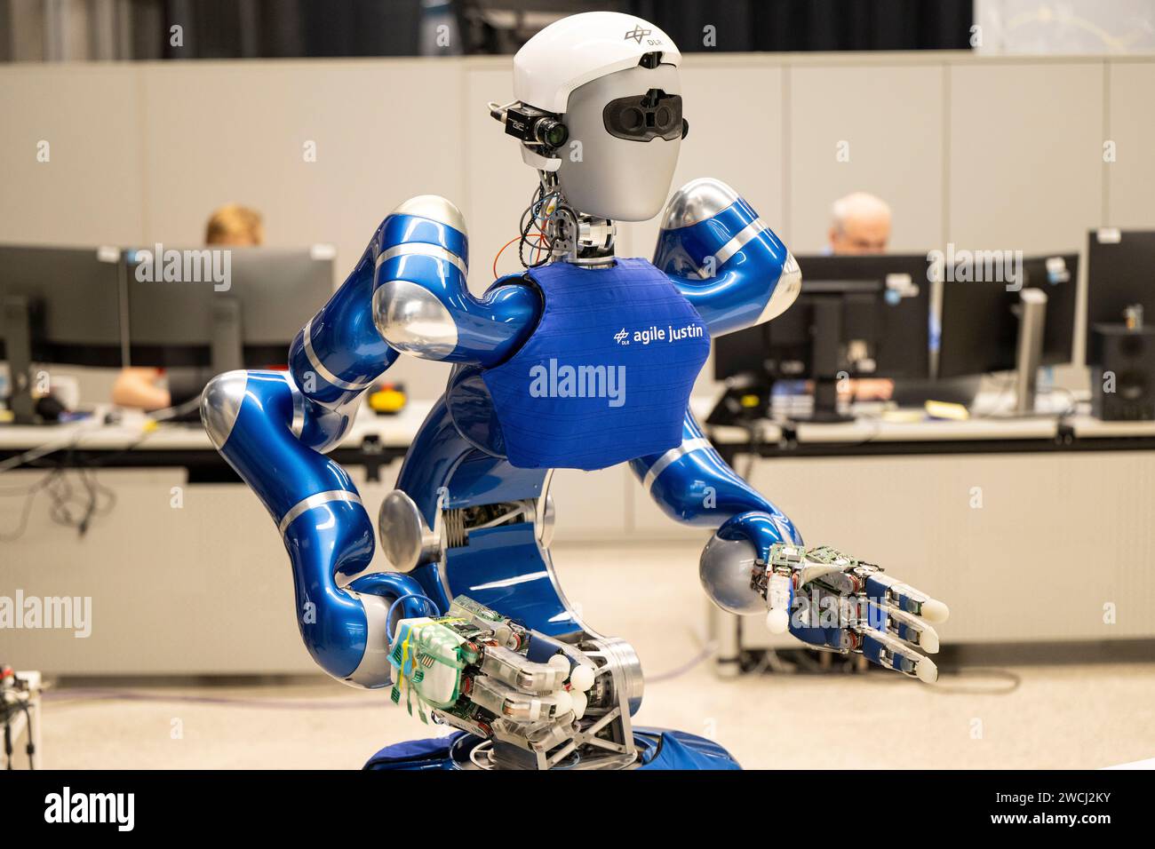 16 janvier 2024, Bavière, Weßling : les employés du Centre aérospatial allemand travaillent sur un robot humanoïde à l'Institut de robotique et de mécatronique. Photo : Lennart Preiss/dpa Banque D'Images