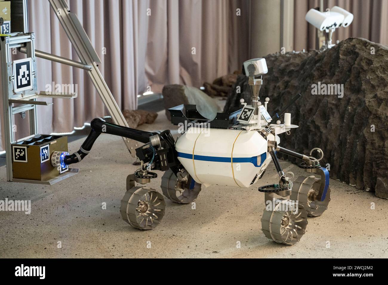 16 janvier 2024, Bavière, Weßling : un robot spatial pour la robotique d'exploration planétaire peut être vu à l'Institut de robotique et de mécatronique du Centre aérospatial allemand. Photo : Lennart Preiss/dpa Banque D'Images