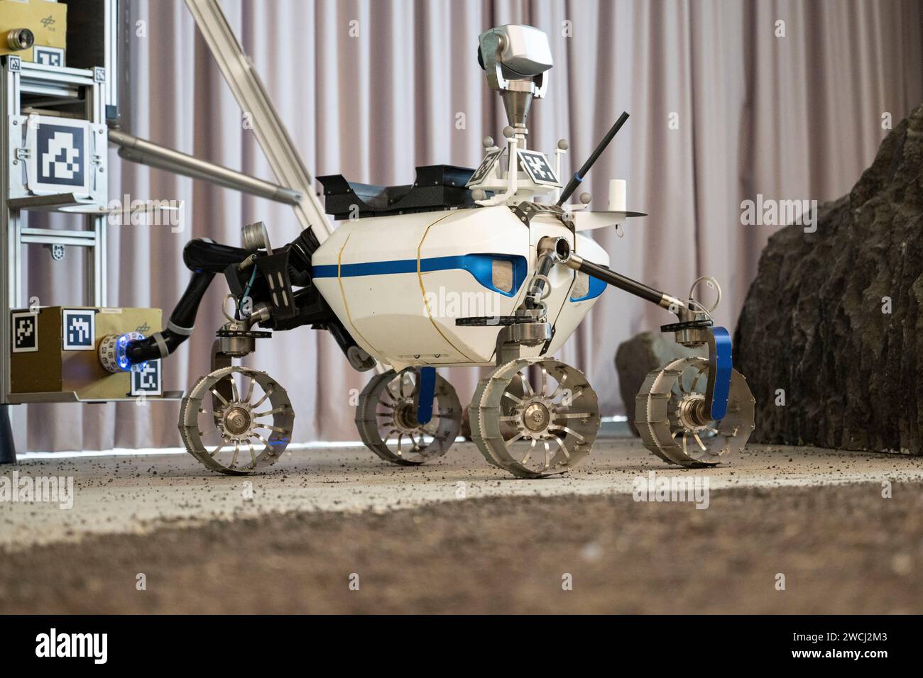 16 janvier 2024, Bavière, Weßling : un robot spatial pour la robotique d'exploration planétaire peut être vu à l'Institut de robotique et de mécatronique du Centre aérospatial allemand. Photo : Lennart Preiss/dpa Banque D'Images
