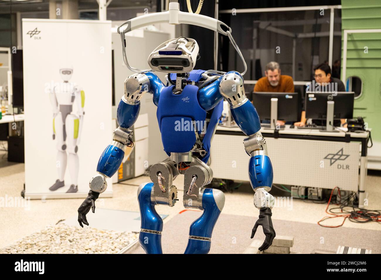 16 janvier 2024, Bavière, Weßling : les employés du Centre aérospatial allemand travaillent sur un robot humanoïde à l'Institut de robotique et de mécatronique. Photo : Lennart Preiss/dpa Banque D'Images