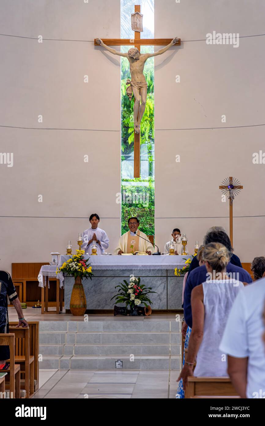 Prêtre à Alter pour la messe à Mary Help of Christians Catholic Church, Ko Samui, Chaweng, Thaïlande Banque D'Images