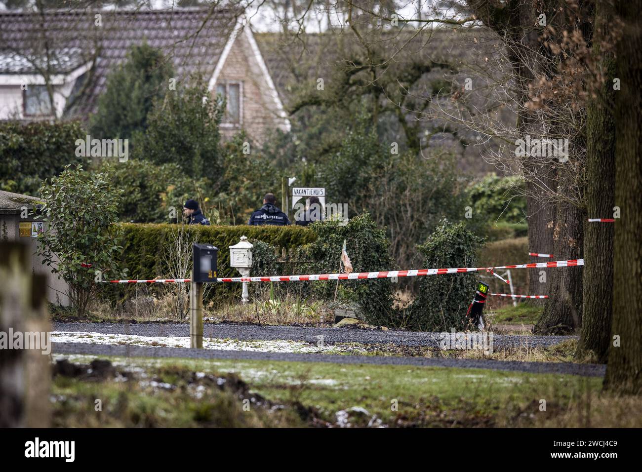 WEITEVEEN - enquête de suivi par la police à Weiteveen à Drenthe. Deux personnes sont mortes à la suite d'un incident violent. ANP VINCENT JANNINK netherlands Out - belgique Out Banque D'Images