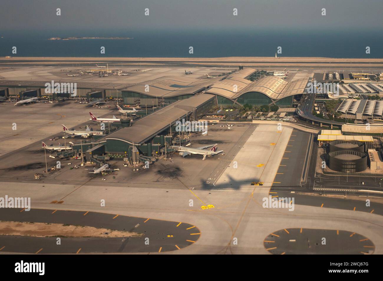 Un avion commercial décolle de l'aéroport international Hamad de Doha Banque D'Images