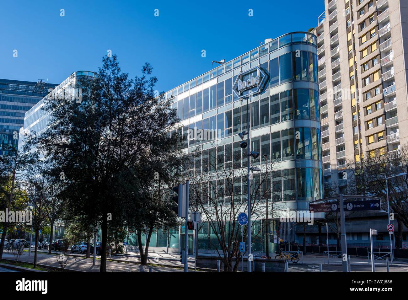 Vue extérieure du bâtiment abritant le siège de Roche France, filiale française du groupe pharmaceutique suisse F. Hoffmann-la Roche Banque D'Images